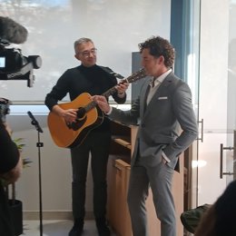David Bisbal cierra su gira con una visita a los pacientes ingresados en el Hospital HM Madrid Río.