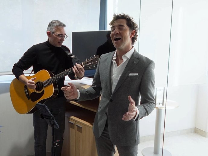 David Bisbal lleva la magia de la Navidad al hospital con una visita inesperada y un concierto para pacientes