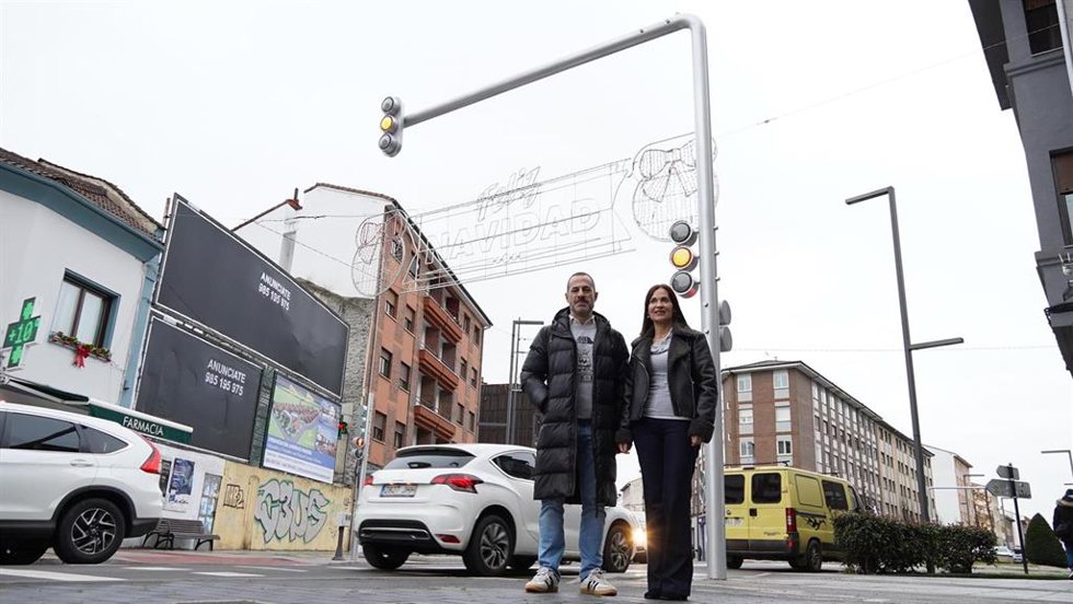 El alcalde de Siero, Ángel García, y la concejala de Políticas Sociales y Atención a las Personas, María José Fernández,  en Lugones.
