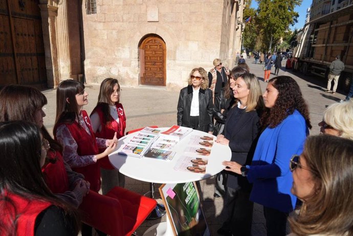 La consejera de Política Social, Familia e Igualdad, Conchita Ruiz, la presidenta de Cruz Roja en la Región, María Teresa Sánchez Elduayen, y la concejala de Talento Joven y Espacio Públicos, Sofía López-Briones, en 'Locos por acoger' en Murcia