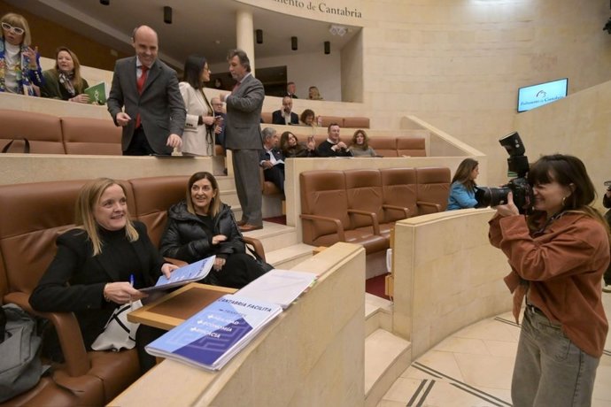 Archivo - La presidenta de Cantabria, María José Sáenz de Buruaga, junto a la consejera de Presidencia, Isabel Urrutia, y al fondo la de Inclusión Social, Begoña Gómez del Río, en un debate de la Ley de Simplificación Administrativa
