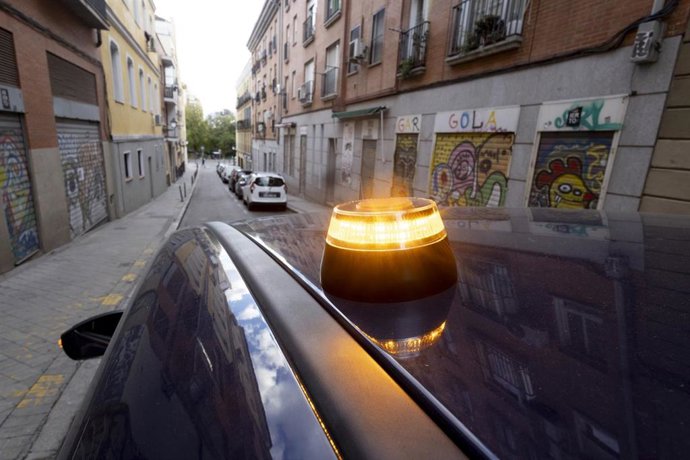 Archivo - Baliza V16 de emergencia para vehículos, a 21 de noviembre de 2025, en Madrid (España). La baliza V16 conectada será obligatoria a partir del 1 de enero de 2026 para señalizar averías o situaciones de emergencia en carretera, en sustitución de l