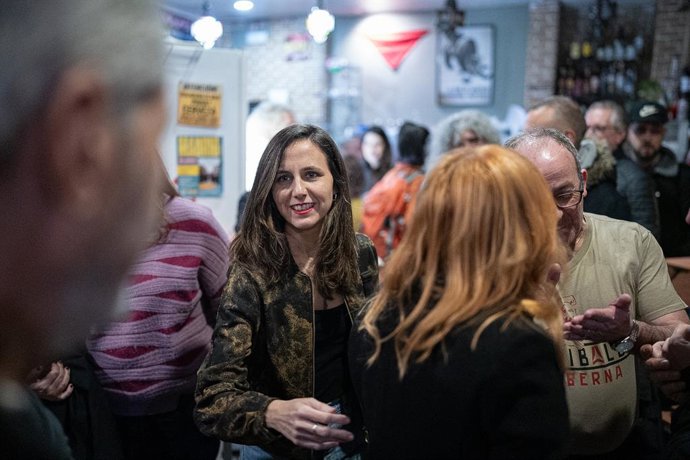 A secretária-geral do Podemos, Ione Belarra, durante a apresentação do livro "Esto no es una guerra", na Taberna Garibaldi, em 18 de dezembro de 2025, em Madri (Espanha). O título completo do livro é "Esto no es una guerra. Feminismo insumiso