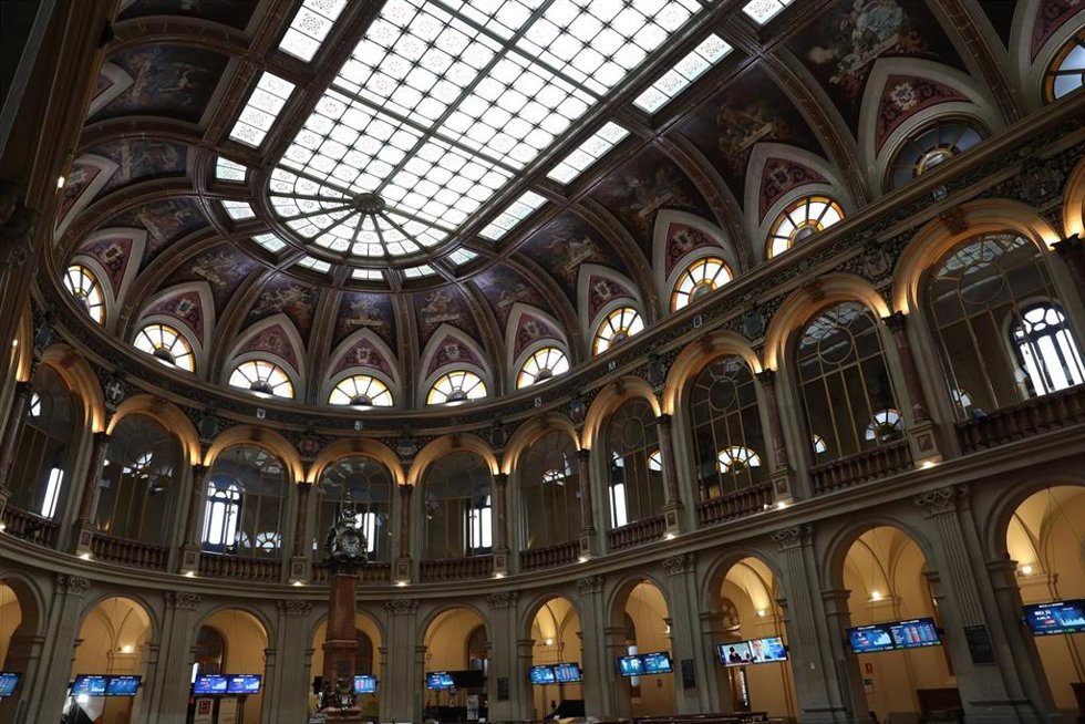 Archivo - Una de las instalaciones del Palacio de la Bolsa de Madrid con paneles del IBEX, a 27 de julio de 2021, en Madrid, (España). El Ibex 35 cotizaba en los 8.700,9 puntos a las doce del mediodía, con una caída del 0,85% y la mayoría de sus valores