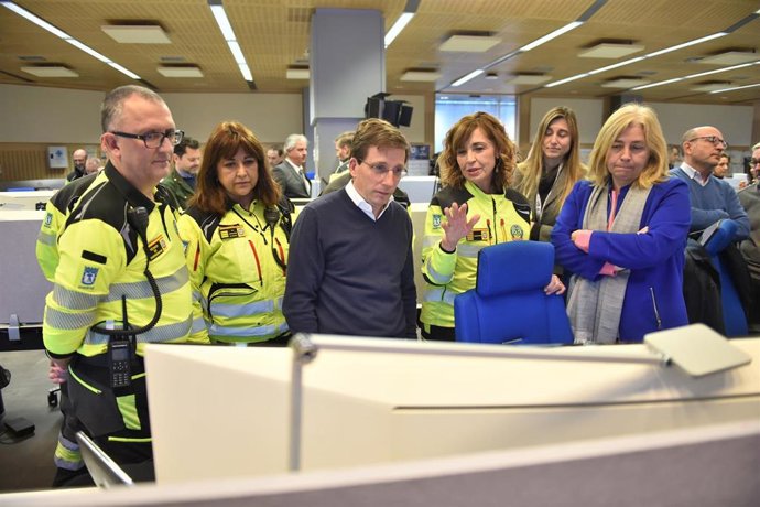 El alcalde de Madrid, José Luis Martínez-Almeida (3i), y  la vicealcaldesa y delegada de Seguridad y Emergencias, Inma Sanz (1d), felicitan la Navidad a los trabajadores, en el Centro Integral de Seguridad y Emergencias (CISEM)