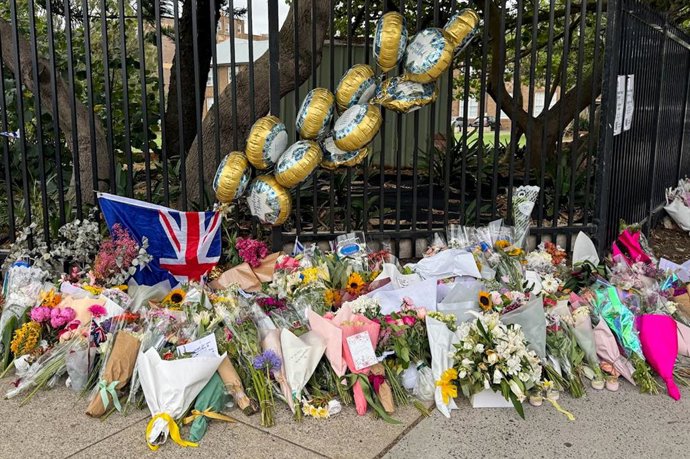 AUSTRALIA, SYDNEY - DECEMBER 16, 2025: A view of a makeshift memorial for the victims of the Bondi Beach shooting. On December 14, two gunmen attacked a Hanukkah event on Sydney's Bondi Beach. At least 15 people were killed and 42 injured. Best quality av