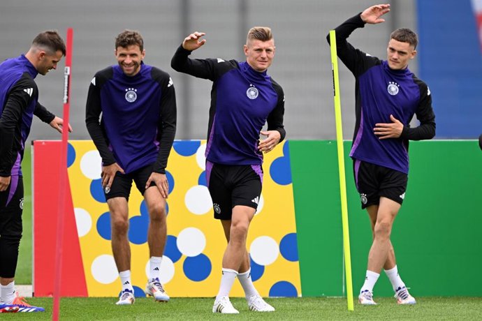 Archivo - Thomas Müller junto a Toni Kroos y Florian Wirtz en un entrenamiento de la selección de Alemania