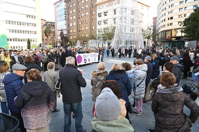 Dezenas de pessoas durante uma manifestação, na Praça Herriko, em 23 de dezembro de 2025, em Barakaldo, Vizcaya, País Basco (Espanha). Convocado pelo Conselho Municipal de Barakaldo, o protesto mostra o repúdio pela morte violenta de uma mulher na cidade 