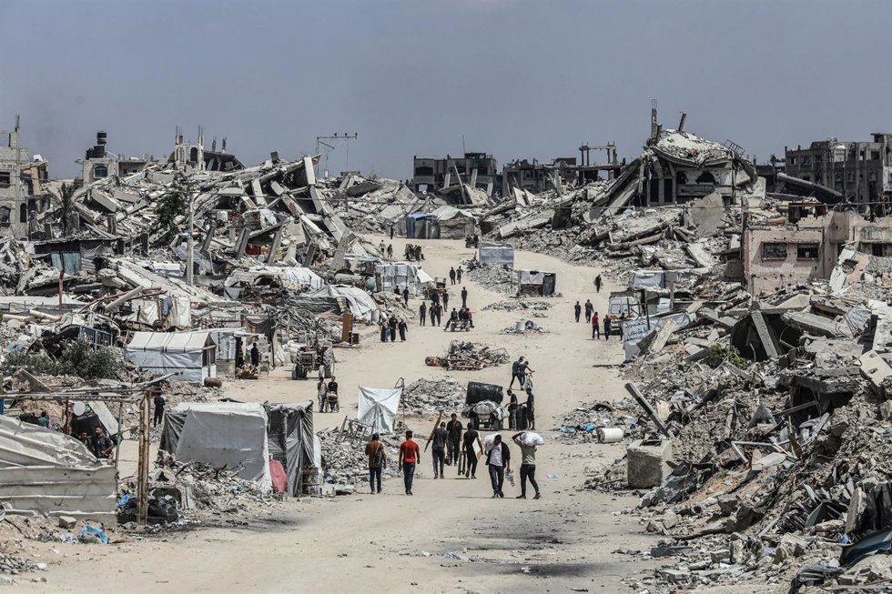 Archivo - Palestinos desplazados en la ciudad de Yabalia ante la intensificación de la ofensiva militar de Israel contra la Franja de Gaza (archivo)
