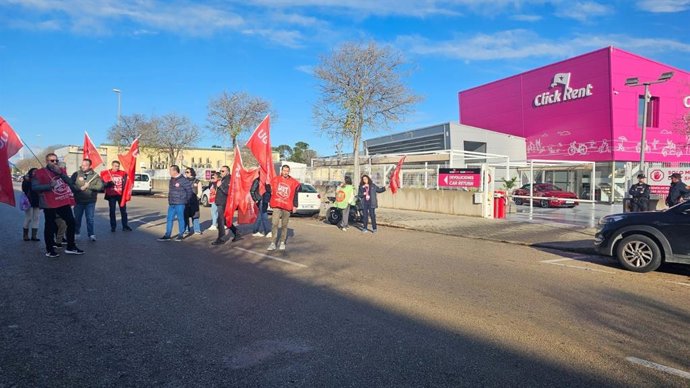 Trabajadores de Click&Rent se manifiestan en Palma por la política salarial de la empresa. 