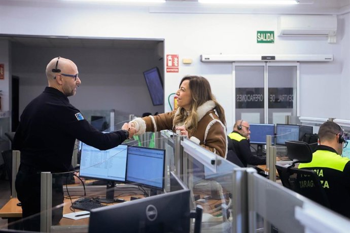 La alcaldesa de Zaragoza, Natalia Chueca, visita a los servicios esenciales de la ciudad.