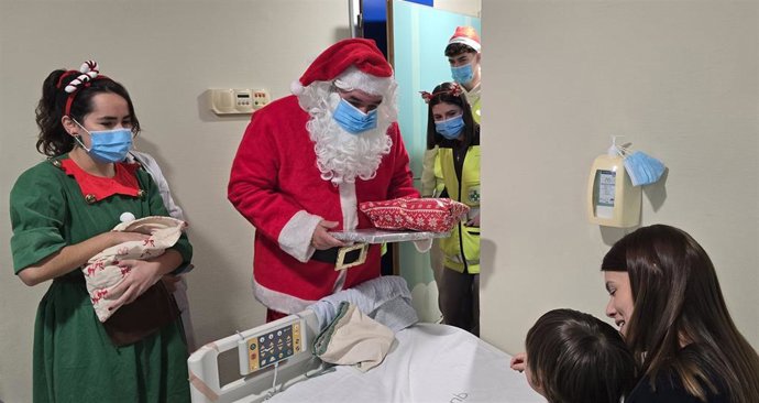 Papá Noel reparte ilusión entre los más pequeños en el Hospital Quirónsalud de Marbella.