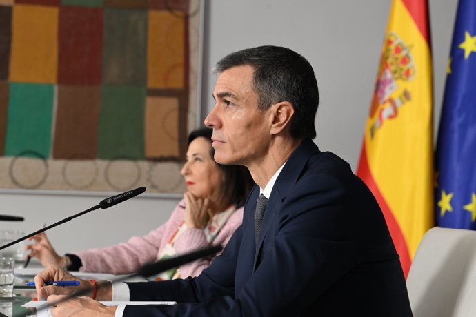 A Ministra da Defesa, Margarita Robles, e o Presidente do Governo, Pedro Sánchez, durante uma videoconferência com unidades espanholas em missões humanitárias e de manutenção da paz no exterior, em 24 de dezembro de 2025, em Madri (Espanha). O Presidente 