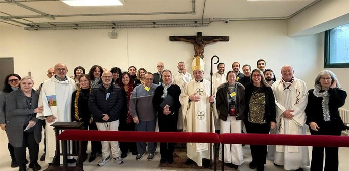 El arzobispo de Pamplona y obispo de Tudela, Florencio Roselló, visita el centro penitenciario de Pamplona para celebrar la Navidad.