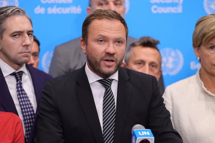 Archivo - 22 de setembro de 2025, Nova York, Ny, EUA: NOVA YORK, NY - 22 DE SETEMBRO: Ministro das Relações Exteriores da Estônia informa a imprensa .Margus Tsahkna (no pódio), Ministro das Relações Exteriores da Estônia, fala à imprensa antes de uma reun