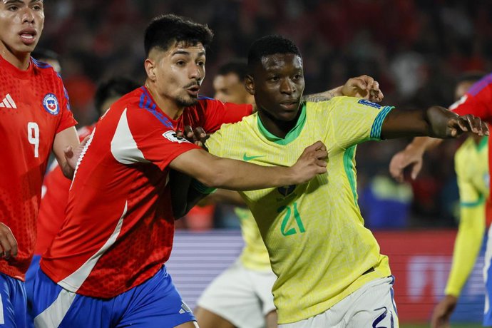 Archivo - Futbol, Chile vs Brasil. Primera rueda, clasificatorias al Mundial 2026. El jugador de la seleccion chilena Williams Alarcon, izquierda, espera por el balon con Luiz Henrique de Brasil durante el partido de las eliminatorias al mundial de 2026 r