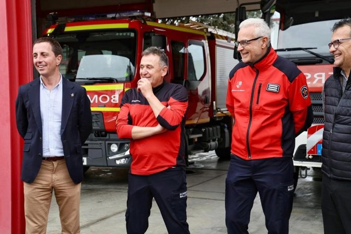 El presidente del Consell de Mallorca, Llorenç Galmés, visita a los bomberos que están de guardia esta Nochebuena en el parque de Alcúdia.