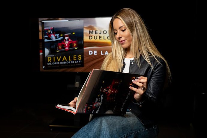 Archivo - La piloto Nerea Martí posa con el libro 'Fórmula 1: Rivales'.