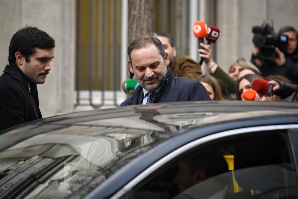 Archivo - El ex ministro de Transportes José Luis Ábalos (c) sale de declarar al Tribunal Supremo, a 20 de febrero de 2025, en Madrid (España).