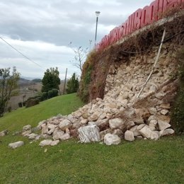Tramo del muro en el parque de la Huella de Bilbao colapsado.