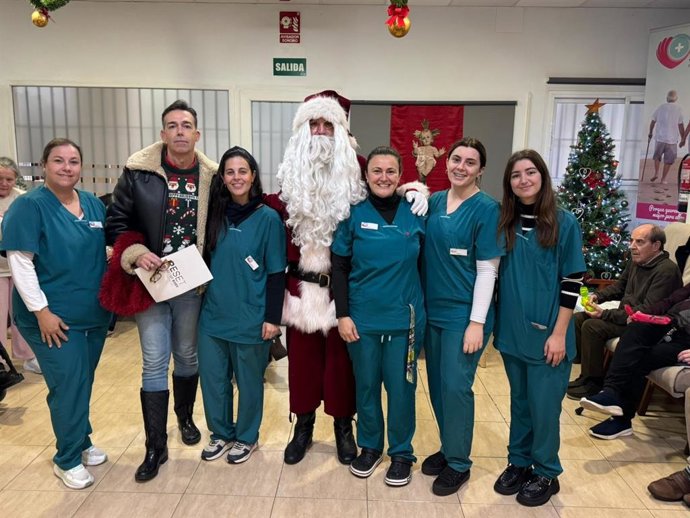 Visita de Papá Noel al centro de mayores en El Puerto de Santa María (Cádiz)