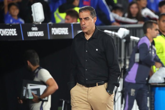 Futbol, Universidad de Chile vs Botafogo. Fase de grupos, Copa Libertadores 2025. El entrenador de Botafogo Renato Paiva es fotografiado durante el partido de copa libertadores por el grupo A contra Universidad de Chile disputado en el estadio Nacional