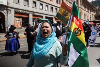 Archivo - 10 April 2025, Bolivia, La Paz: A woman takes part in Butchers protest in La Paz to pressure the government for measures to regulate beef prices. Photo: Diego Rosales/ZUMA Press Wire/dpa