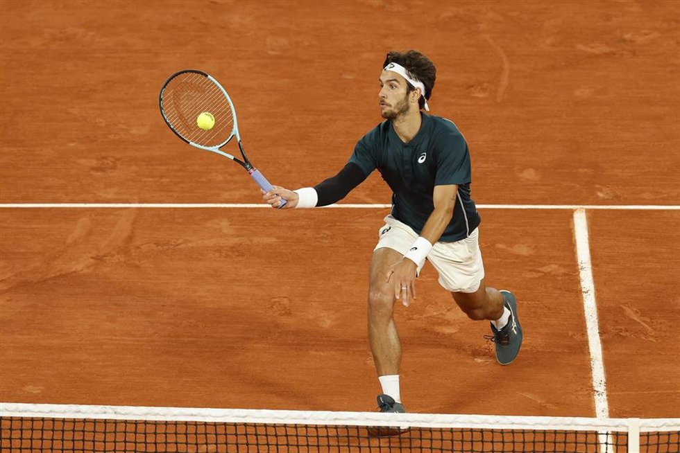 Archivo - El tenista italiano Lorenzo Musetti ejecuta una volea durante Roland Garros 2025