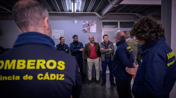 El alcalde de Cádiz, Bruno García, visitando a la Jefatura de la Policía Local, el parque de Bomberos de la capital y la sede de los taxistas gaditanos para felicitar las fiestas a todos los efectivos.