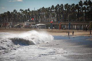 Archivo - Vista del oleaje en la playa de la Barceloneta, a 17 de enero de 2023, en Barcelona, Catalunya (España). El séptimo gran temporal de la temporada ha traído viento, oleaje, nevadas y lluvias a las cuatro provincias catalanas, que vivirán un desce