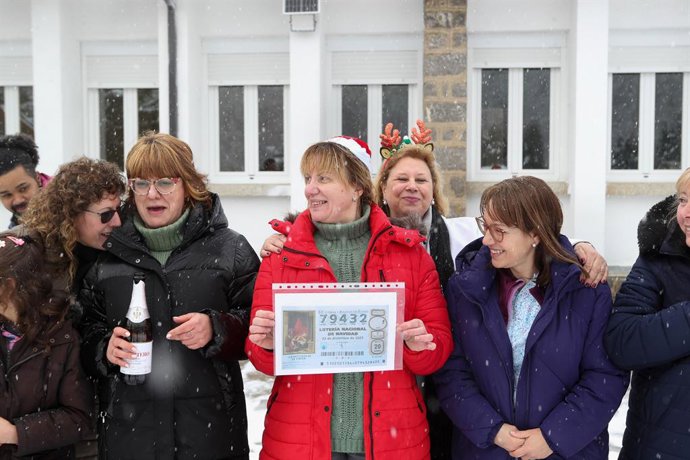 Trabajadores y familiares de la Residencia AFADLA que han sido agraciados con el ‘Gordo’ del Sorteo Extraordinario de la Lotería de Navidad 2025 correspondiente al número 79432 celebran su suerte, a 22 de diciembre de 2025, en Villaseca de Laciana, León, 
