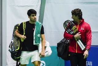 Archivo - Carlos Alcaraz y Juan Carlos Ferrero durante la Copa Davis 2024