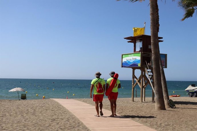 Archivo - Socorristas en una playa de Mijas