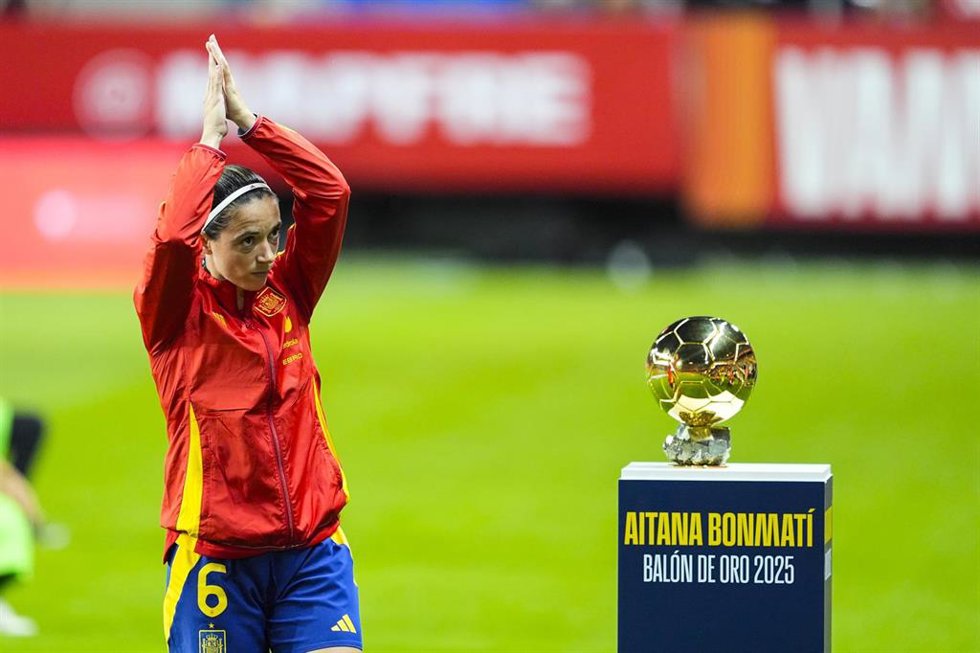Archivo - Aitana Bonmati saluda a la afición tras presentar su Balón de Oro antes del España-Suecia de la Liga de Naciones 2025