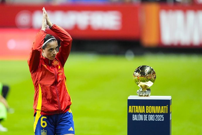 Archivo -  Aitana Bonmati saluda l'afició després de presentar la seva Pilota d'Or abans de l'Espanya-Suècia de la Lliga de Nacions 2025