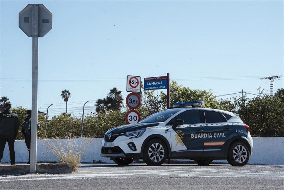 Operativo de la Guardia Civil para detener a dos hombres como presuntos autores del homicidio de dos personas en una vivienda del término municipal de Elche (Alicante).