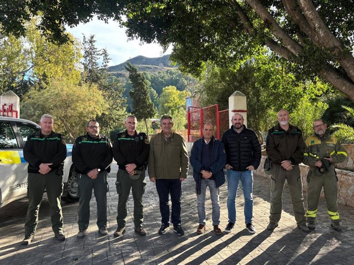 El consejero de Medio Ambiente, Universidades, Investigación y Mar Menor, Juan María Vázquez, visita el Centro Regional de Agentes Medioambientales (CRAM) para trasladar personalmente la felicitación navideña a sus profesionales