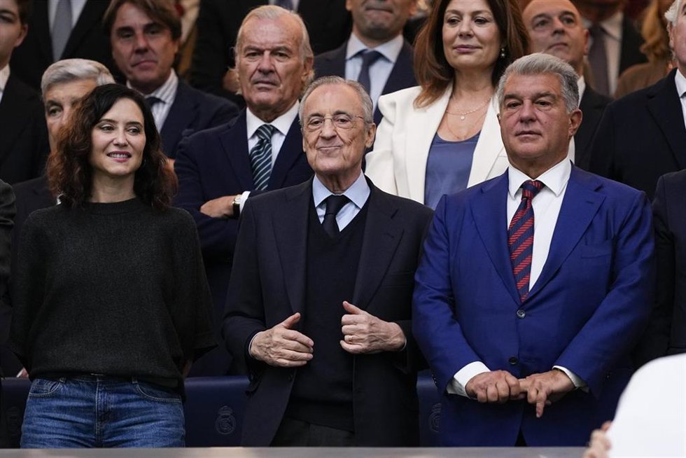 Archivo - Florentino Pérez junto a Joan Laporta en el palco del Estadio Santiago Bernabéu