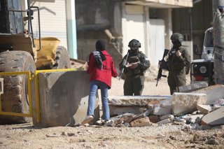 17 December 2025, Palestinian Territories, Tulkarm: Palestinians carry their belongings after being forced to leave their home by Israeli forces during a raid on the Nur Shams refugee camp in Tulkarm, in the occupied West Bank. Photo: Mohammed Nasser/APA 