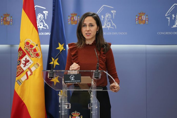 La portavoz de Podemos en el Congreso, Ione Belarra, durante una rueda de prensa en el Congreso de los Diputados, a 2 de diciembre de 2025, en Madrid (España).