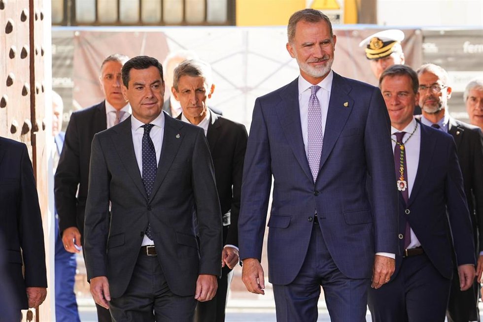 Archivo - El Rey Felipe VI (d) junto al presidente de la Junta de Andalucía, Juanma Moreno (i), en una imagen de archivo en Sevilla 
