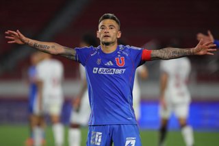 Futbol, Universidad de Chile vs Lanus. Copa Sudamericana 2025. El jugador de Universidad de Chile Charles Aranguiz, centro, celebra su gol durante el partido de ida de la semifinal de Copa Sudamericana contra Lanus disputado en el estadio Nacional de