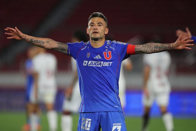 Futbol, Universidad de Chile vs Lanus. Copa Sudamericana 2025. El jugador de Universidad de Chile Charles Aranguiz, centro, celebra su gol durante el partido de ida de la semifinal de Copa Sudamericana contra Lanus disputado en el estadio Nacional de