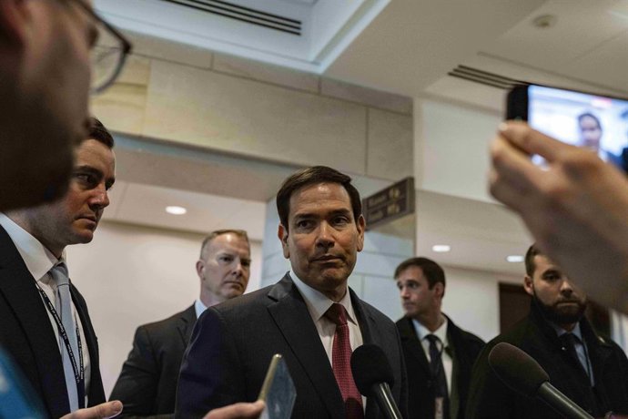 16 de dezembro de 2025, Washington, Distrito de Columbia, EUA: O Secretário de Estado dos Estados Unidos, Marco Rubio, fala com a mídia ao sair após fornecer um briefing confidencial sobre ataques realizados pelos militares dos EUA em barcos suspeitos de 