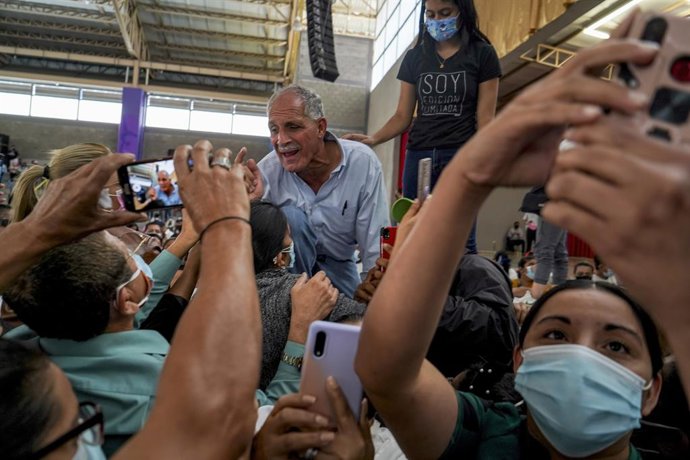 Archivo - Arquivo - 26 de novembro de 2021, Tegucigalpa, Honduras: O candidato presidencial do Partido Nacional (Partido Nacional) Nasry Asfura fala para uma multidão de apoiadores. Em 28 de novembro, Honduras realizará eleições gerais para escolher o pró