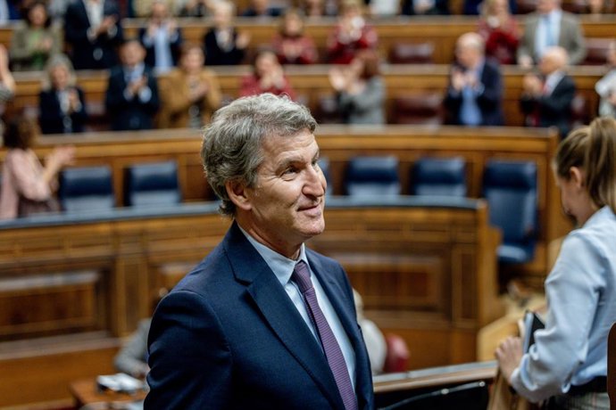 El presidente del PP, Alberto Núñez Feijóo, durante una sesión plenaria en el Congreso, a 11 de diciembre de 2025, en Madrid (España).