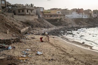 Archivo - Una pequeña playa del popular distrito de Ngor, Dakar, Senegal