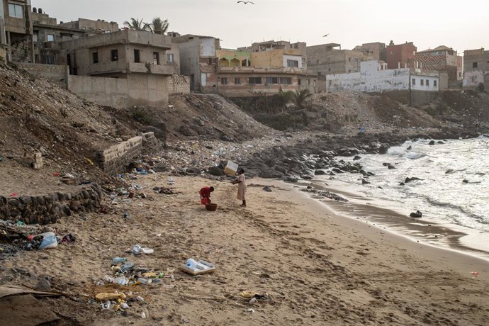 Archivo - February 12, 2025, Dakar, Dakar, Senegal: Along a small beach in the popular district of Ngor in Dakar, Senegal, on February 12, 2025. The district is also known for being a fishing village. The shoreline and seaside buildings are now threatened