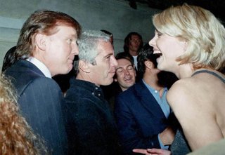 El actual presidente de EEUU, Donald Trump, junto al delicuente sexual convicto Jeffrey Epstein 