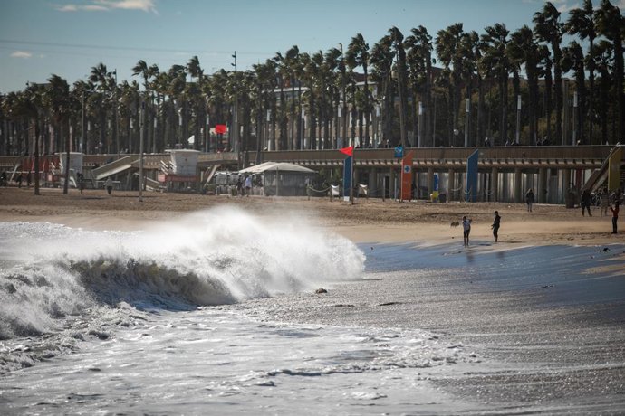 Archivo - Vista del oleaje en la playa de la Barceloneta, a 17 de enero de 2023, en Barcelona, Catalunya (España). El séptimo gran temporal de la temporada ha traído viento, oleaje, nevadas y lluvias a las cuatro provincias catalanas, que vivirán un desce